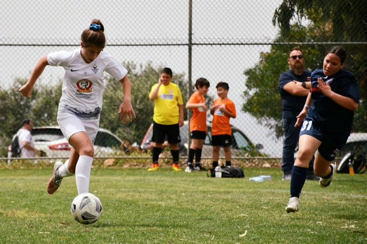 Ung fotbollsspelare kontrollerar bollen på Ayia Napa Youth Soccer Festival