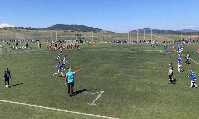 बच्चे Čin Čin Autumn Kup फुटबॉल टूर्नामेंट में फुटबॉल खेलते हैं