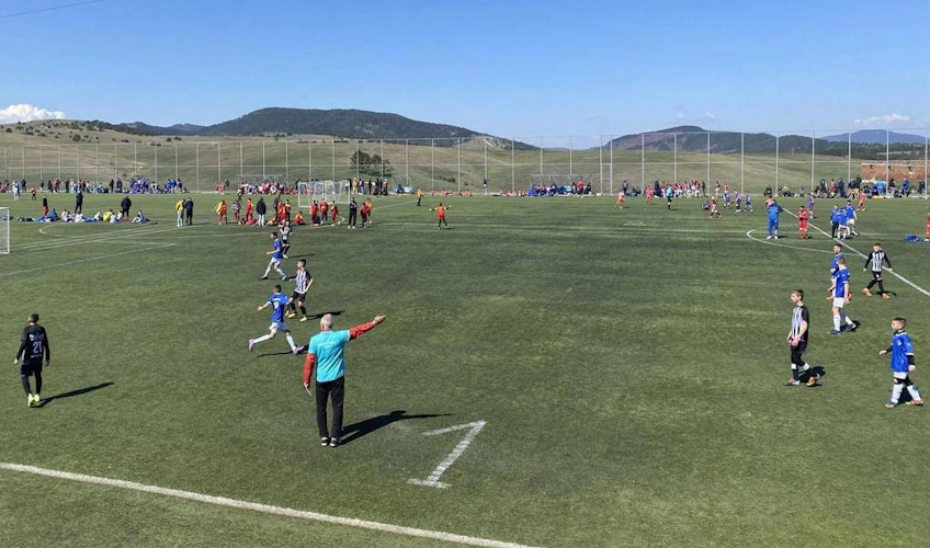 Kinder spielen Fußball beim Čin Čin Autumn Kup Turnier