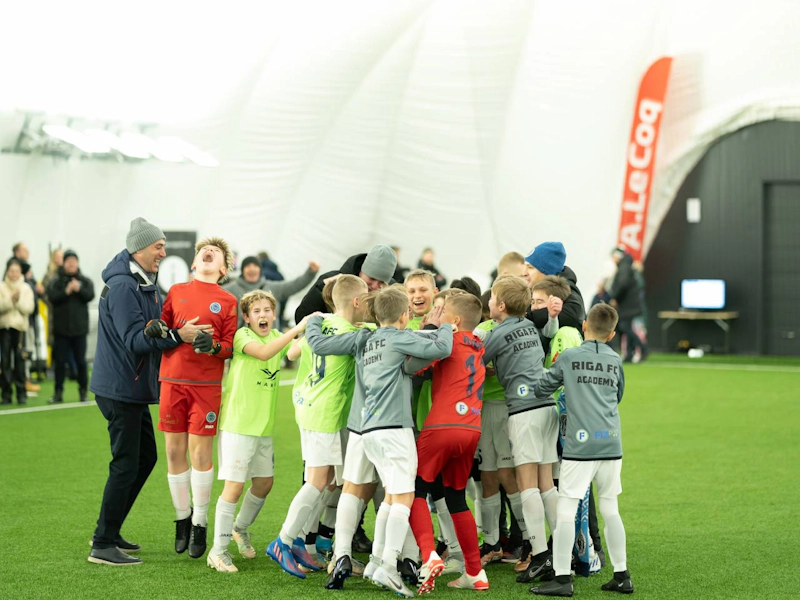 Ungdomsfotballag feirer en seier på iSport January Cup-turneringen