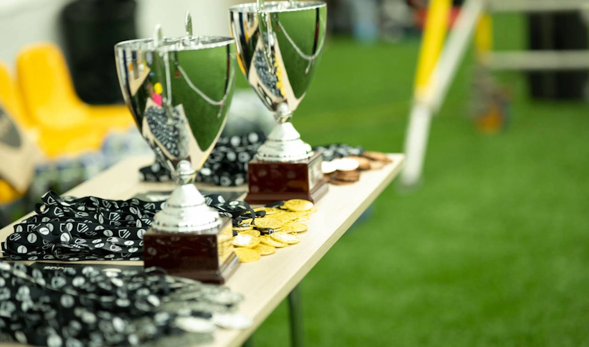 iSport一月杯足球赛的奖杯和奖牌