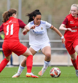 Kvinnelige fotballag i rødt og hvitt spiller på Costa Daurada Easter Cup-turneringen