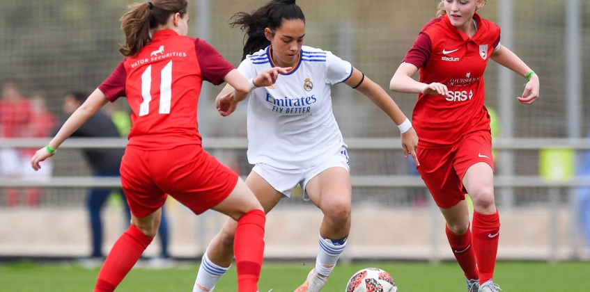 赤と白のユニフォームを着た女子サッカーチームがCosta Daurada Easter Cupトーナメントでプレイ