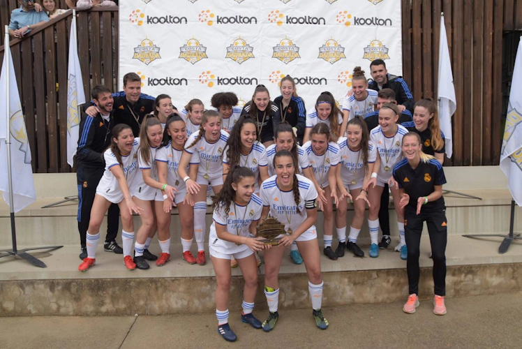 코스타 다우라다 이스터 컵 토너먼트에서 승리를 축하하는 여자 축구 팀