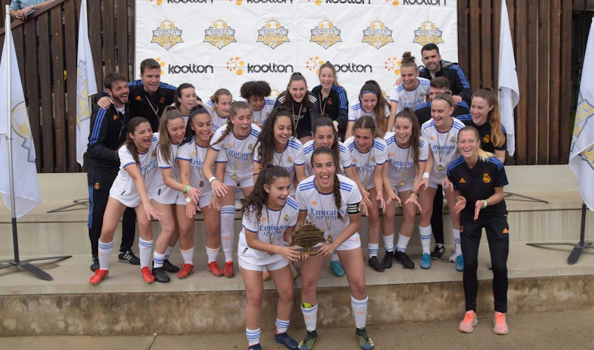 Kvindelig fodboldhold fejrer en sejr ved Costa Daurada Easter Cup-turneringen