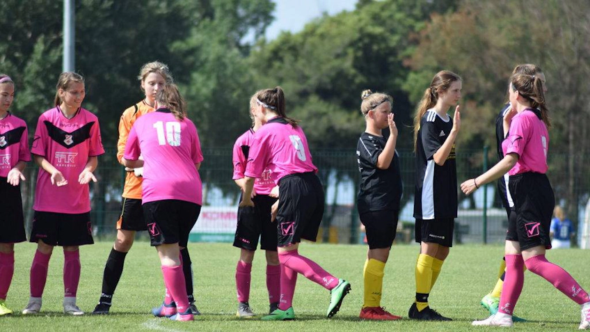 Meisjesvoetbalwedstrijd op het Girls Football Festival toernooi