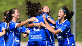 Voetballende meisjes vieren een doelpunt op het Costa Daurada Verano Cup toernooi