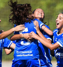 Tüdrukud jalgpallurid rõõmustavad värava üle Costa Daurada Verano Cup turniiril