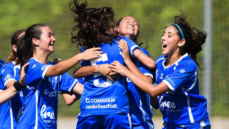 Flickfotbollsspelare firar ett mål på Costa Daurada Verano Cup-turneringen
