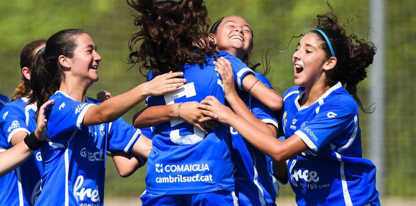 Mädchenfußballerinnen feiern ein Tor beim Costa Daurada Verano Cup Turnier