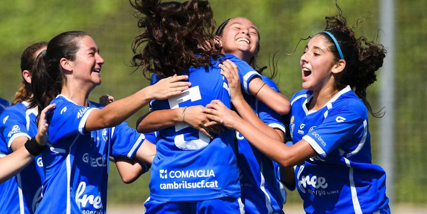 Flickfotbollsspelare firar ett mål på Costa Daurada Verano Cup-turneringen