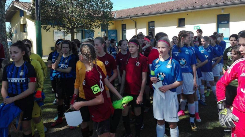 다양한 팀의 젊은 여성 축구 선수들이 여성 라베나 컵 토너먼트에서 경기를 기다리고 있습니다.