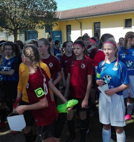 Unga kvinnliga fotbollsspelare från olika lag väntar på att spela i Women Ravenna Cup-turneringen.