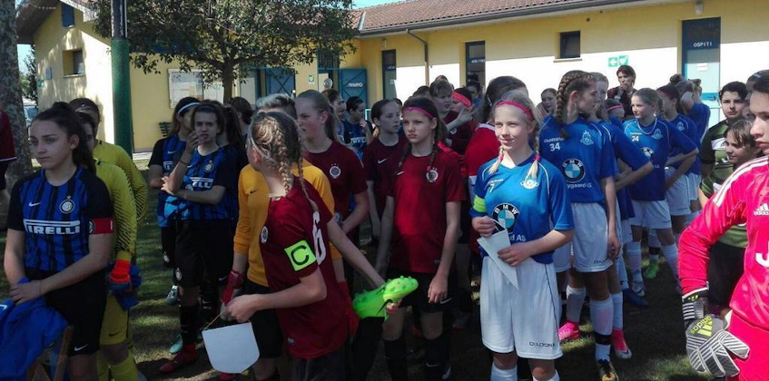 Unge kvinnelige fotballspillere fra forskjellige lag venter på å spille i Women Ravenna Cup-turneringen.