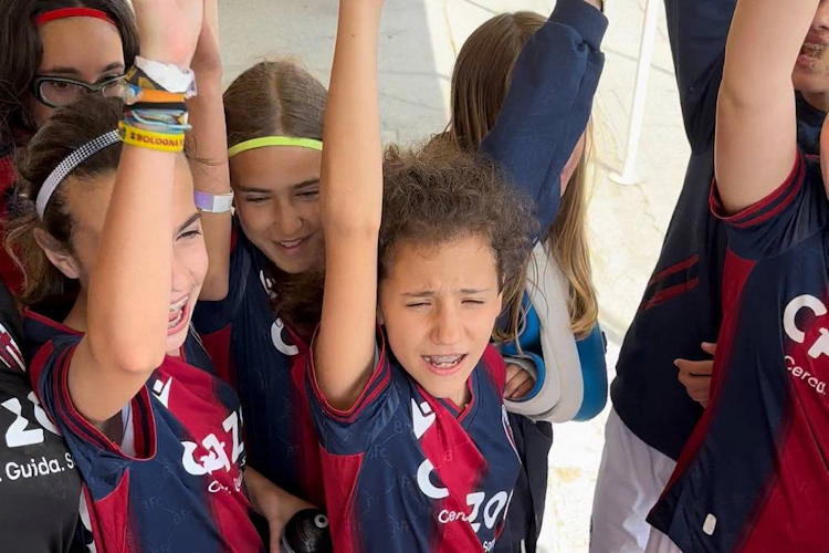 Jonge vrouwelijke voetballers vieren een overwinning bij de Ravenna Cup