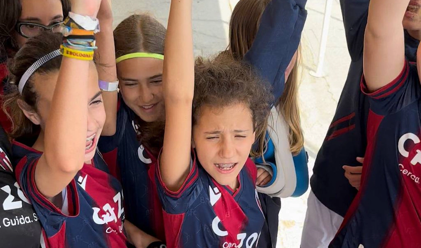 Unge kvinnelige fotballspillere feirer seier i Ravenna Cup