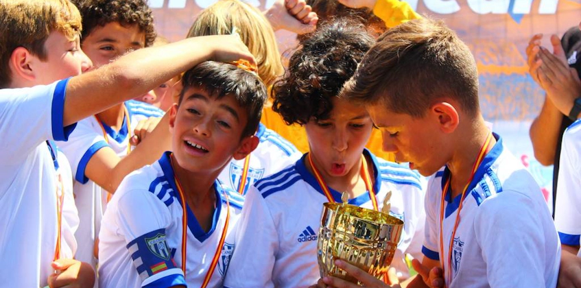 年轻足球运动员在地中海Esei杯足球赛上亲吻奖杯