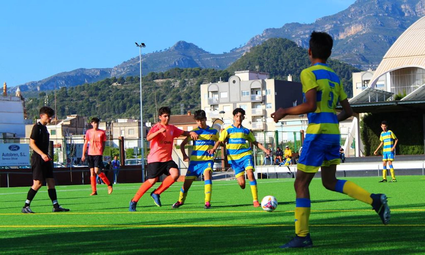 地中海エセイカップのサッカーの試合、ユニフォームを着た選手がフィールドに