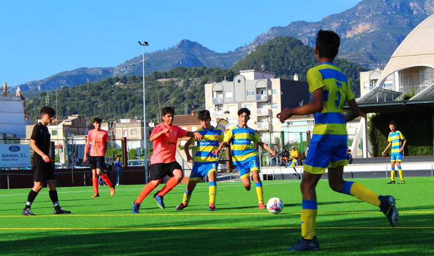 Meci de fotbal la Cupa Mediteraneană Esei, jucători în uniformă pe teren