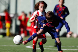 Jóvenes futbolistas en partido en el torneo FIT 24 Promises Edition