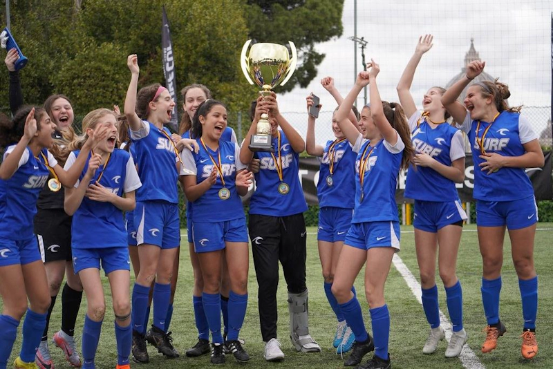 Squadra di calcio femminile festeggia la vittoria al torneo Surf Cup International Rome