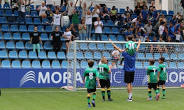 Equipe de futebol juvenil comemora gol no torneio Copa Andorra