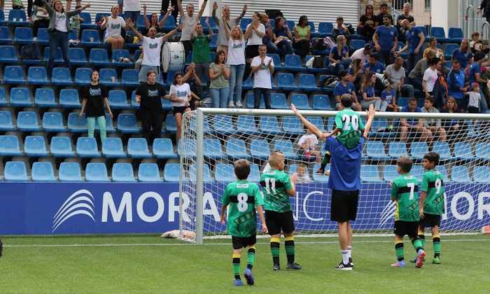युवा फुटबॉल टीम Copa Andorra टूर्नामेंट में गोल का जश्न मनाती हुई