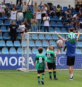 Echipa de fotbal tineret sărbătorește un gol la turneul Copa Andorra