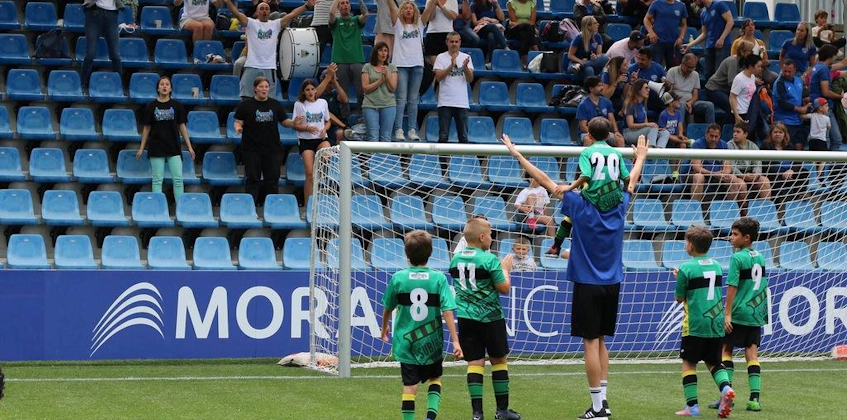 Jugendfußballteam feiert ein Tor beim Copa Andorra Turnier