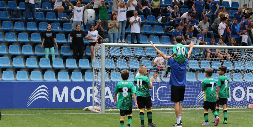 Ungdomsfotballag feirer scoring i Copa Andorra-turneringen
