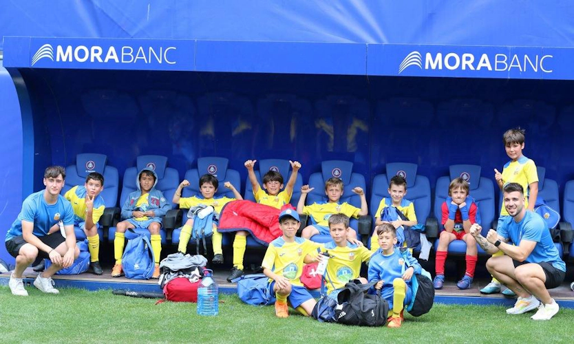 कोपा एंडोरा स्टेडियम में बैठी युवा फुटबॉल टीम