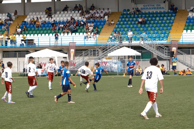 トロフェオ・マル・ティレノ大会のユースサッカーマッチ、ユニフォームを着た選手たちがフィールドに