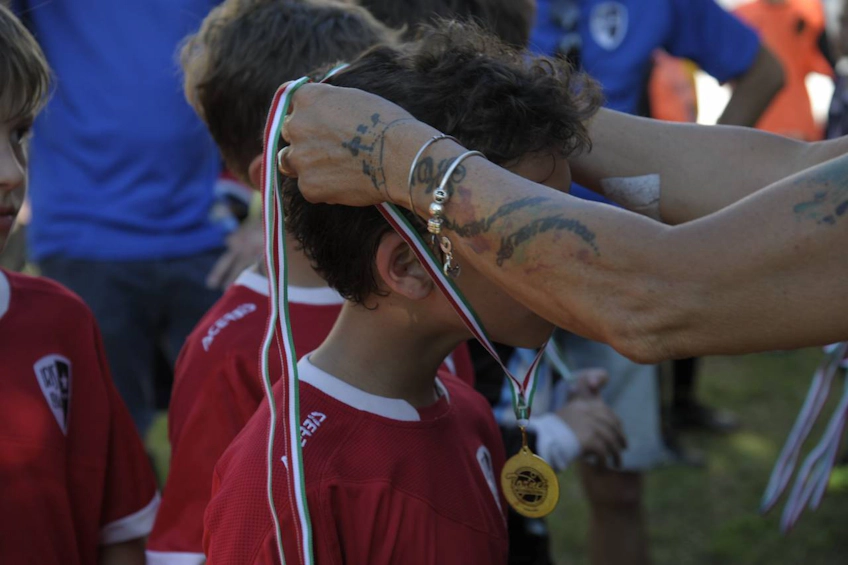 Jungem Fußballspieler wird auf dem Mirabilandia Adriatic Cup eine Medaille verliehen
