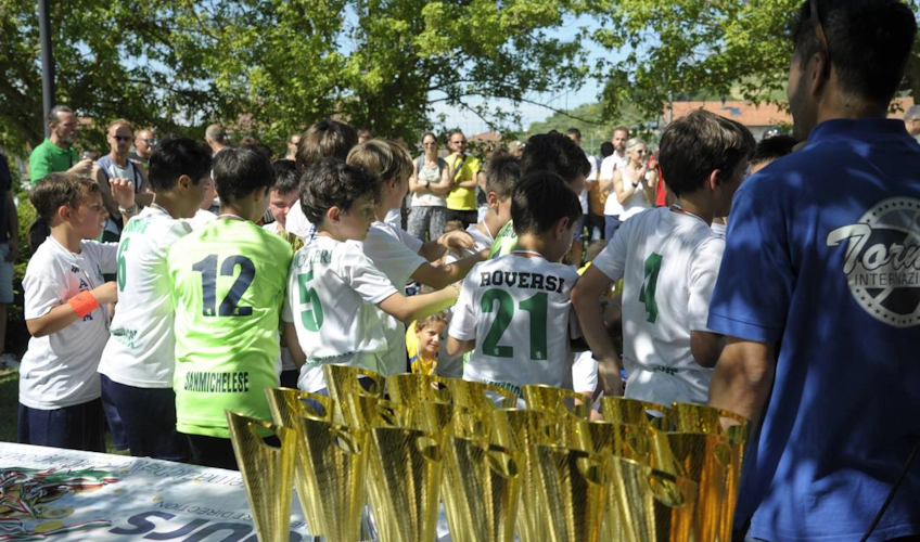 Lasten jalkapallojoukkueet palkintojenjaossa Mirabilandia Adriatic Cup -turnauksessa