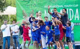 Unga fotbollsspelare firar seger i Miranda Cup.