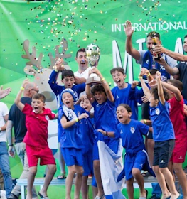 Unga fotbollsspelare firar seger i Miranda Cup.