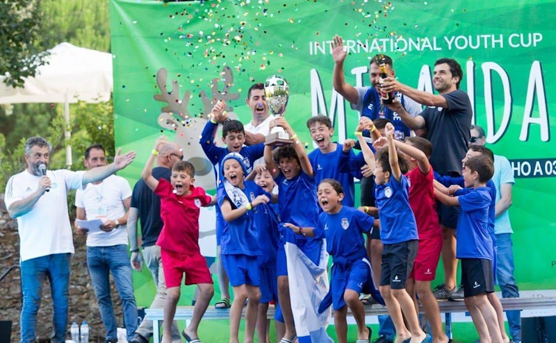 Time de futebol juvenil comemora vitória na Copa Miranda.