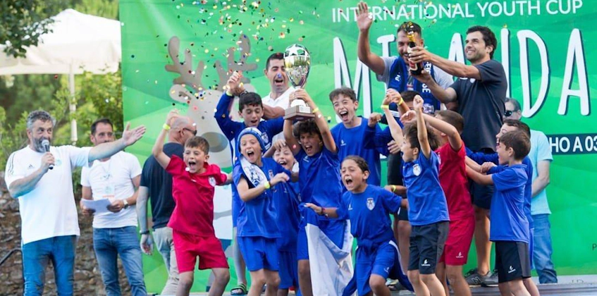 Squadra giovanile di calcio festeggia vittoria alla Coppa Miranda.