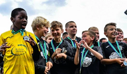 에딘버러 컵 축구 대회에서 메달을 획득한 어린 축구 선수들