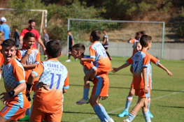 플라트레스 축구 축제에서 승리를 축하하는 젊은 축구 선수들