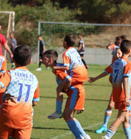 Jóvenes futbolistas celebrando una victoria en el Festival de Fútbol de Platres