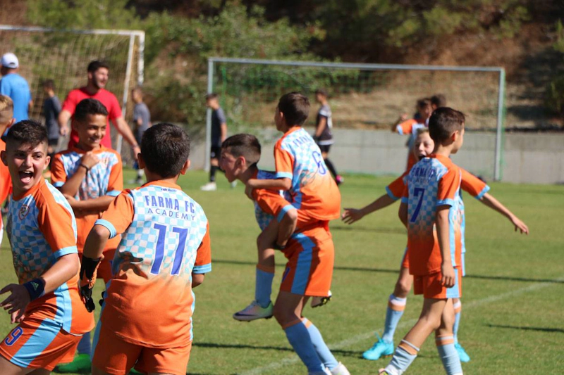 Unge fodboldspillere fejrer en sejr ved Platres Fodboldfestival