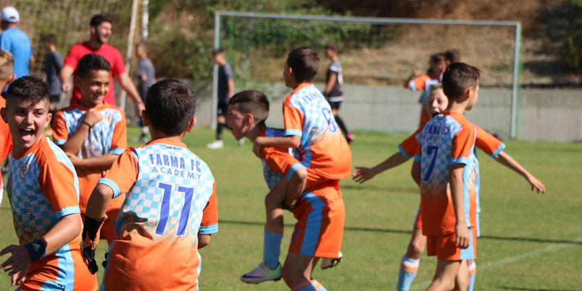Junge Fußballspieler feiern einen Sieg beim Platres Fußballfestival