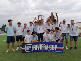 Młodzieżowa drużyna piłkarska z trofeum na turnieju Riviera Cup
