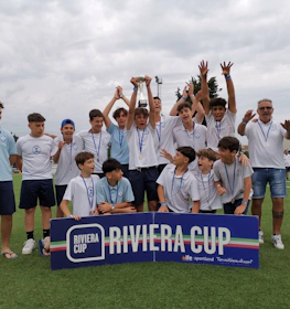 Ungdomsfodboldhold med pokal ved Riviera Cup-turneringen