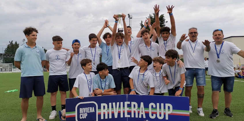 فريق كرة القدم الشبابي مع كأس في بطولة Riviera Cup
