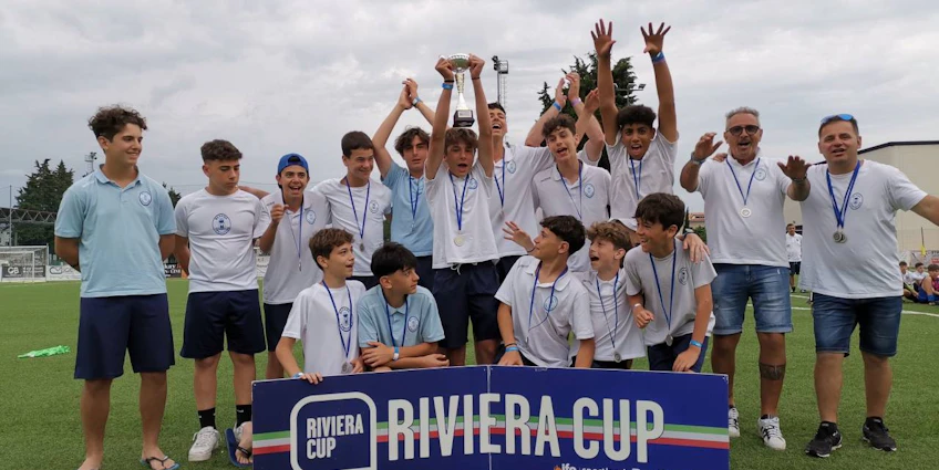 Jeugdvoetbalteam met trofee op Riviera Cup-toernooi