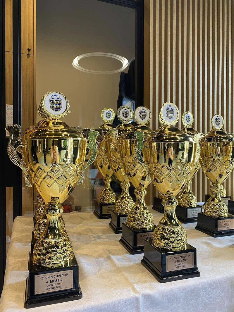 Čin Čin 스프링 컵 토너먼트의 트로피가 전시되어 있습니다