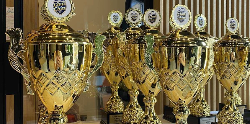 Trofeos del torneo Čin Čin Spring Kup en exhibición