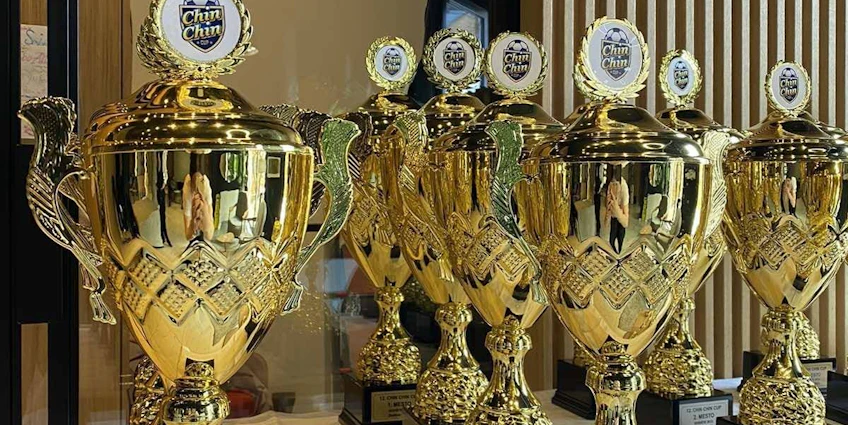 Trofeer fra Čin Čin Spring Kup-turneringen utstilt